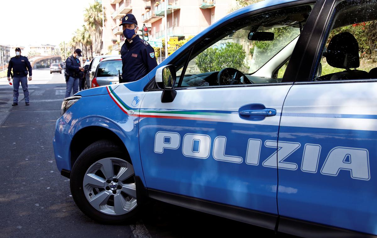 Italijanska policija | Številni ljudje, ki so spremljali večurno delo gasilcev, so rešitev pozdravili z dolgim aplavzom. Moškemu so reševalci dali kisik in ga odpeljali v bolnišnico. | Foto Reuters