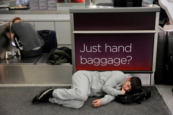 Odpovedi poletov, izgubljena prtljaga, dolge vrste na letaliških okenčkih, nepričakovane zamude – vse to postaja nova realnost v letalskem prometu, ki se ni pravočasno in ustrezno pripravil na vrnitev letalskih potnikov. | Foto: Reuters