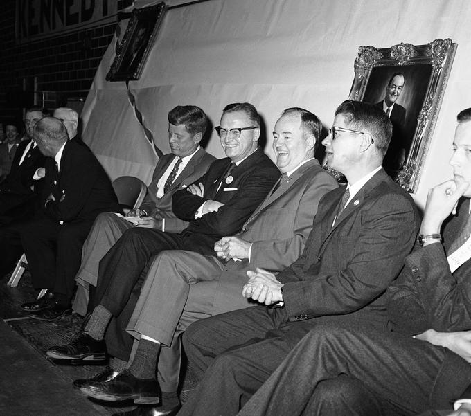 Blatnik je sodeloval s številnimi ameriškimi predsedniki. Na fotografiji iz oktobra 1959 Blatnik sedi desno od takrat še senatorja Johna F. Kennedyja. Ta je bil novembra 1960 izvoljen za predsednika ZDA. | Foto: Guliverimage/Vladimir Fedorenko