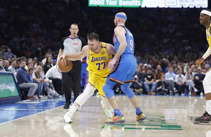 Luka Dončić je imel največkrat v obrambi opravka z Luguentzom Dortom ali pa Alexom Carusom (na fotografiji). | Foto: Reuters