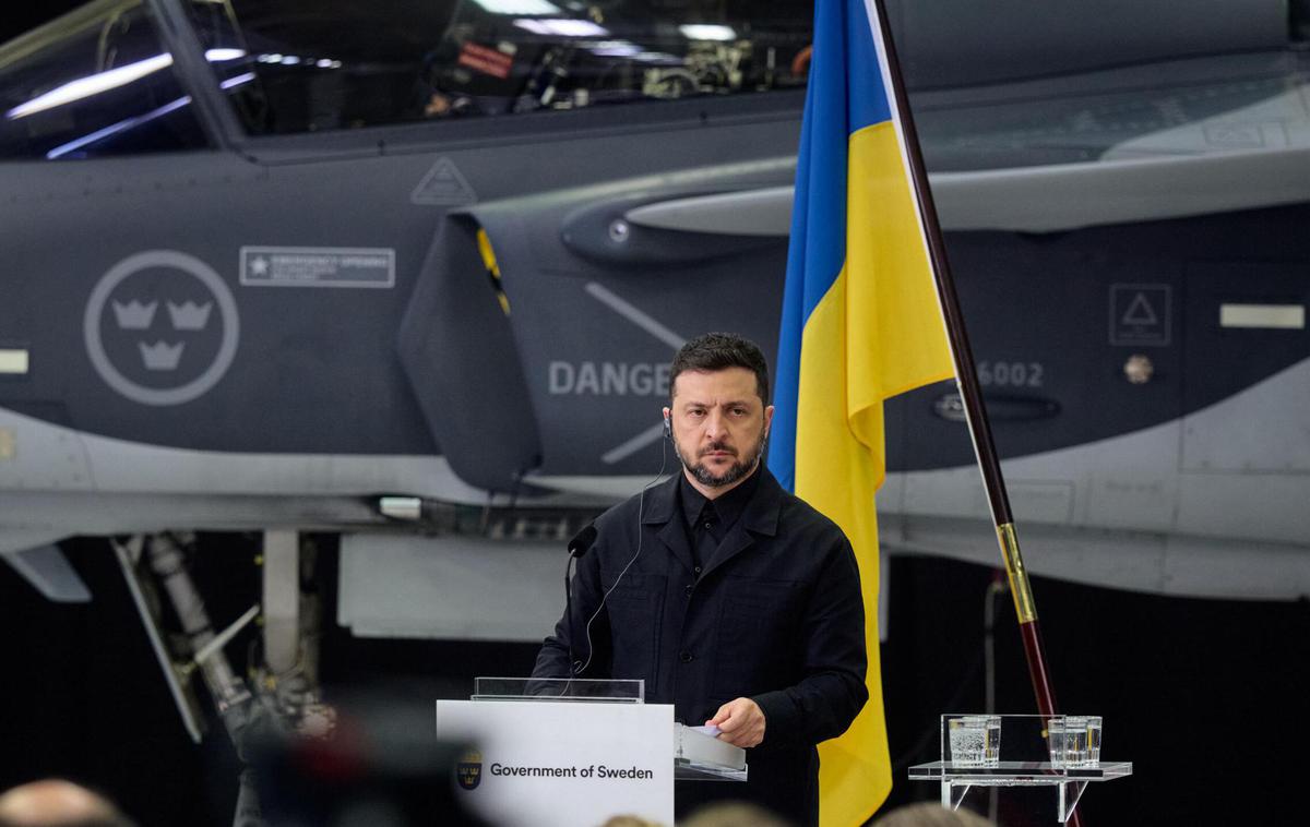 Volodimir Zelenski in JAS 39 gripen | Zaradi ameriške spremenljive in nezanesljive politike so se Ukrajinci odločili, da bodo namesto na ameriška v prihodnosti stavili na švedska bojna letala. Na fotografiji: Volodimir Zelenski na Švedskem, v ozadju je Saabov bojni lovec gripen. | Foto Guliverimage