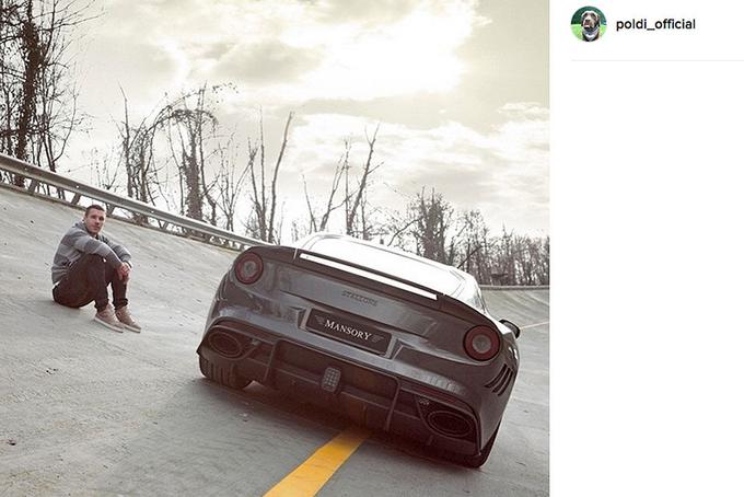 Zanimiva je avtomobilska izbira nemškega reprezentanta Lukasa Podolskega. Vozi namreč superšportni avtomobil mansory stallone, to je predelani ferrari F12 berlinetta s 775 "konji".  (foto: Instagram) | Foto: Instagram/Getty Images