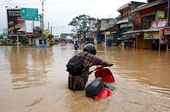 Poplave in plazovi v Indoneziji zahtevali najmanj 22 življenj