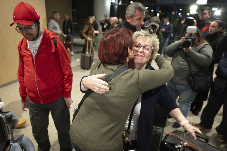 Sprejem slovenskih potnikov na Brniku.  | Foto: Bojan Puhek
