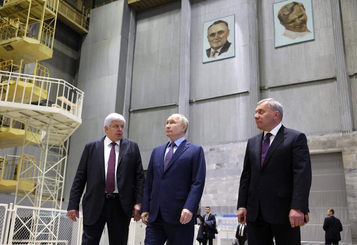 Ruski predsednik Vladimir Putin med obiskom prostorov družbe RSC Energija, oktober 2023. | Foto: Reuters