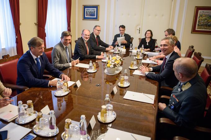 Gre za drugo srečanje predsednika Pahorja in generalnega sekretarja Nata letos. Pahor je januarja letos kot prvi predsednik republike obiskal sedež Nata po vstopu Slovenije v zavezništvo pred 14 leti. | Foto: STA ,