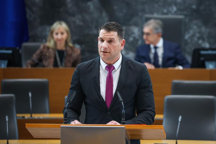 Stevanovićeva izjava o nesodelovanju s stranko SDS je nastala v času tretje vlade Janeza Janše, ki jo je zaznamovalo obdobje pandemije bolezni covid-19, aktualni predsednik državnega zbora pa je takrat veljal za enega od najbolj javno izpostavljenih nasprotnikov epidemioloških ukrepov ter najglasnejših in tudi najostrejših kritikov takratnega predsednika vlade Janeza Janše in njegove ministrske ekipe.  | Foto: STA