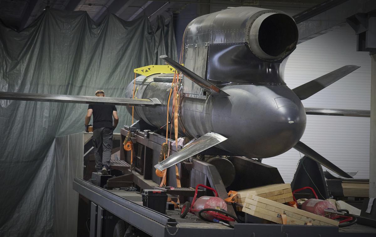 Flamingo | Ukrajinski uradniki so sredi avgusta predstavili proizvodni obrat za raketo Flamingo, ki lahko nosi bojno glavo, težko več kot tono, na razdaljo več kot 3000 kilometrov. Raketa je bila razvita v manj kot enem letu, da bi se izognili ameriškim omejitvam glede uporabe orožja, ki ga je doniral NATO, za napad na tarče v Rusiji.  | Foto Guliverimage