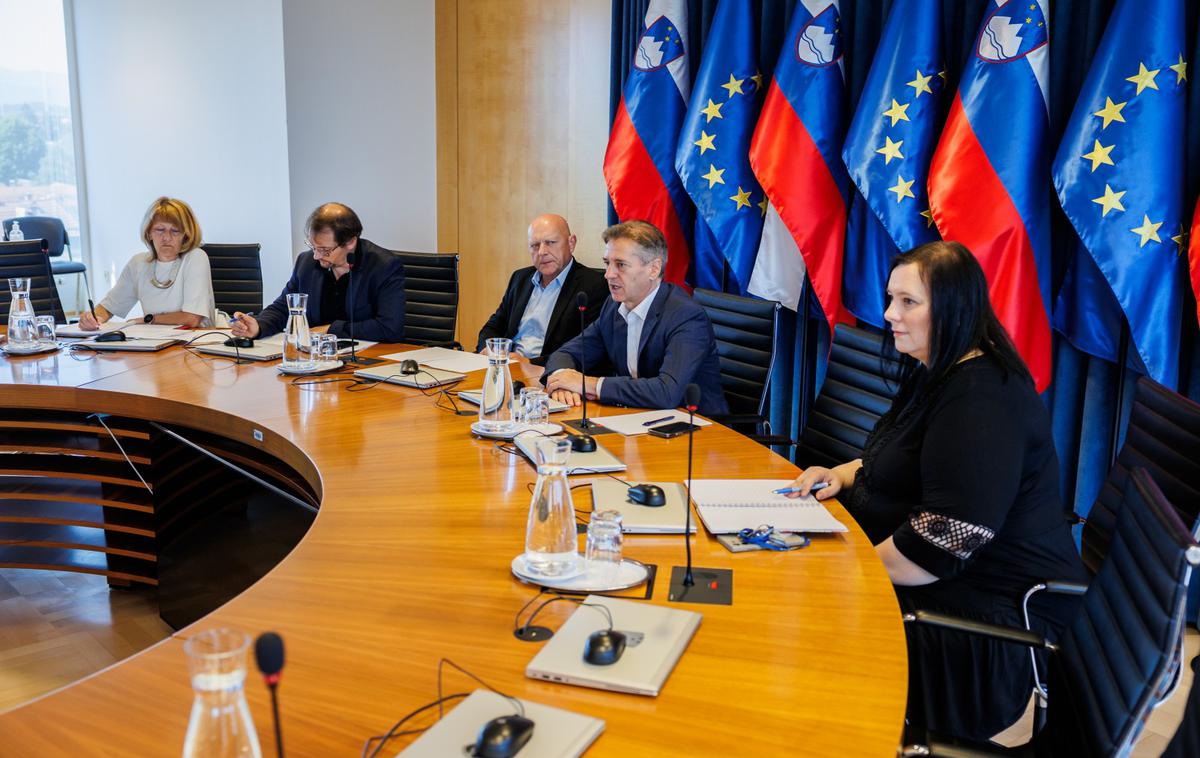 Premier Golob sprejel predstavnike pedagogov in humanitarnih organizacij | Humanitarne organizacije Zveza prijateljev mladine Slovenije, Rdeči križ Slovenija in Slovenska Karitas so predsedniku vlade Robertu Golobu predlagale dvig dodatka k otroškemu dodatku za enostarševske družine s sedanjih 30 odstotkov na 50 odstotkov. | Foto Nebojša Tejić/STA