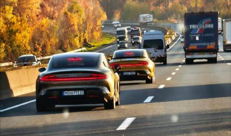 Zanimiv prizor iz Nemčije: kitajski menedžer za volanom #foto