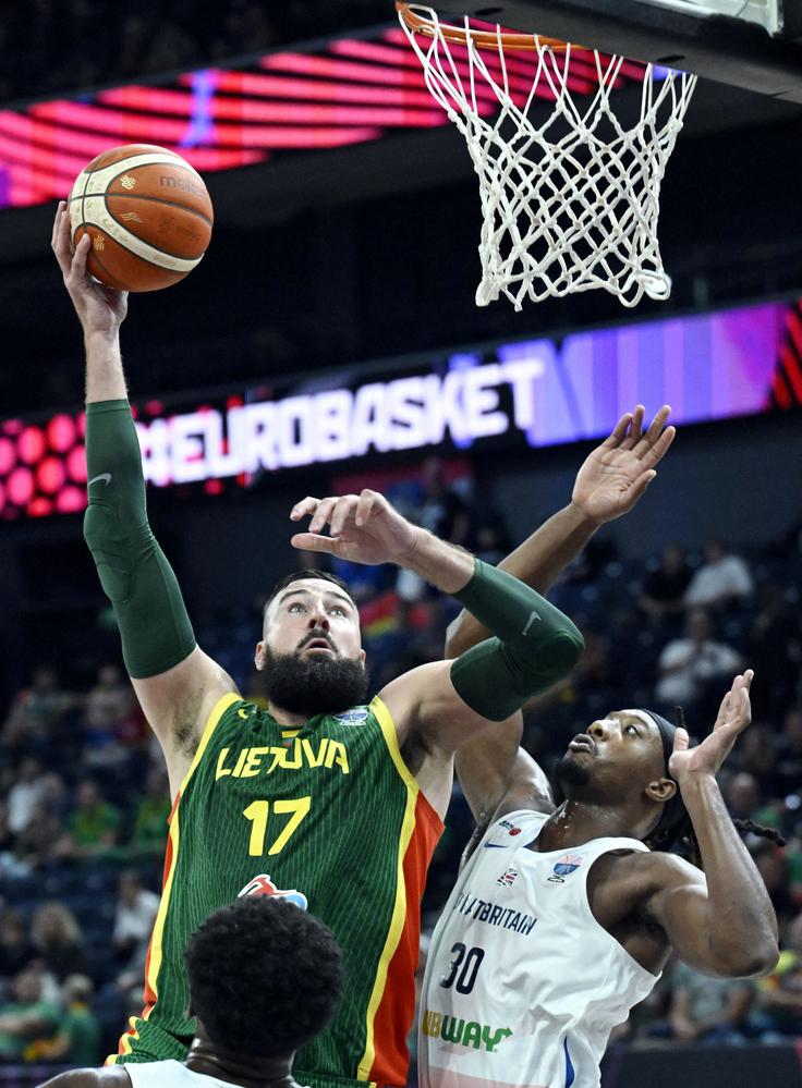 Jonas Valančiunas je proti Britancem kraljeval pod obročema. | Foto: Reuters