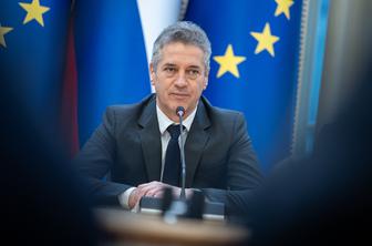 V tem tednu že tretji odhod iz Golobovega kroga?