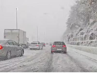 Dalmacijo zajelo močno sneženje, vozniki v težavah #video