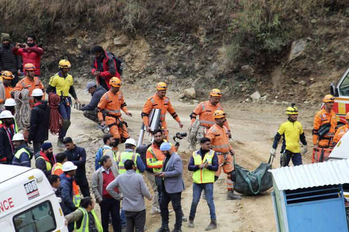 Reševalci so si 17 dni prizadevali prebiti do ujetih. Zadnjih nekaj metrov kopanja so zaradi okvare vrtalnih strojev morali opraviti ročno. | Foto: Guliverimage