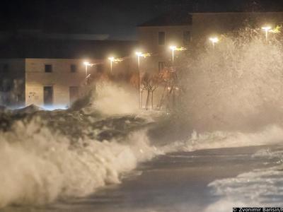 V Dalmaciji osemmetrski valovi in veter s 137 kilometri na uro #video