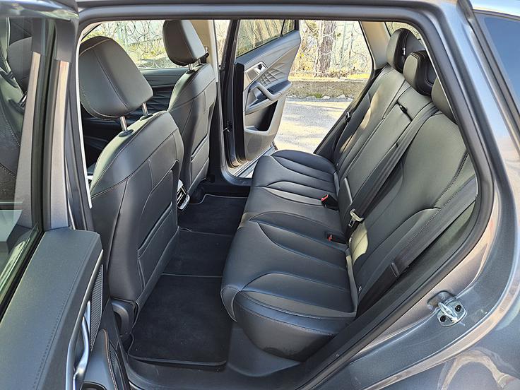 Na zadnji klopi je prostor za dve visokorasli osebi in manjšo vmes ali za otroška sedeža. Stekli sta pomični na impulz, v vratih sta polici, za sedežema žepa, utora sta v naslonjalu srednjega sedeža. Tu sta tudi bralni lučki, pod zračnikom pa vhoda USB.
 | Foto: Aleš Črnivec