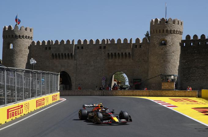 Baku je prizorišče osme dirke sezone. Prvi trening je dobil Sergio Perez. | Foto: Reuters