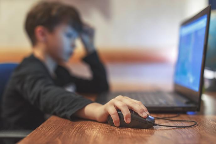 Varnost na internetu. Otrok. Otroci. Računalnik. Internet. | Foto Shutterstock