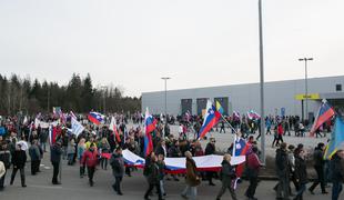 Okoli 3.000 protestnikov je v Šenčurju glasno protestiralo proti centru za migrante (foto in video)