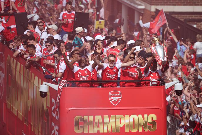 Dan po porazu v finalu lige prvakov šampionska parada za Arsenal #video