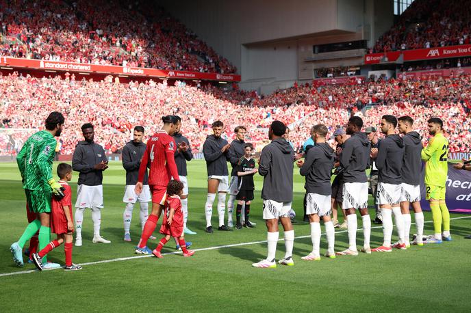 Liverpool Arsenal | Tako so nogometaši Arsenala pred tekmo pozdravili prvake, igralce Liverpoola. | Foto Reuters