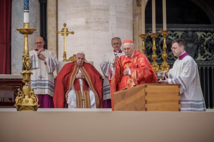 Papež Frančišek med pogrebom svojega predhodnika, zaslužnega papeža Benedikta XVI., decembra 2022 | Foto: Guliverimage