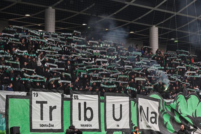 Navijači Olimpije so na večnem derbiju napolnili severno tribuno stadiona v Stožicah. | Foto: Aleš Fevžer