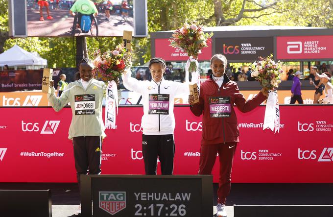 Etiopska atletinja Yalemzerf Yehualaw je v zaključni fazi pobegnila branilki naslova Joyciline Jepkosgei iz Kenije in kljub padcu danes zmagala na ženskem maratonu v Londonu.  | Foto: Reuters
