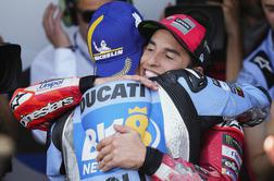 Marc Marquez kljub padcu na kaotični dirki nepremagljiv #video