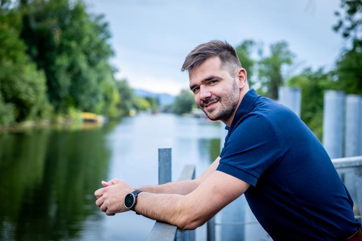 Še vedno spremlja slovenske kajakaše in kanuiste in za njih navija. | Foto: Gaja Hanuna
