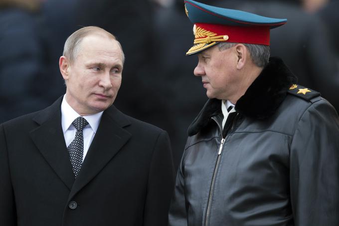 Sergej Šojgu velja za velikega zaupnika in tesnega prijatelja ruskega predsednika Vladimirja Putina. Bil naj bi eden redkih ruskih politikov, s katerimi se Putin potrjeno druži tudi v zasebnem življenju.  | Foto: AP / Guliverimage