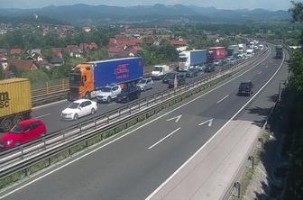 Primorska avtocesta znova odprta, zastoj ostaja