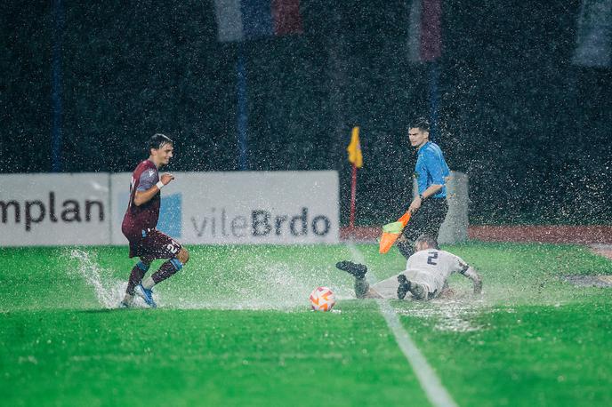 NK Triglav Kranj : NK Brinje Grosuplje, druga liga | Triglav in Brinje sta pred nekaj leti takole igrala na močno razmočeni zelenici. | Foto Siniša Kanižaj/Sportida