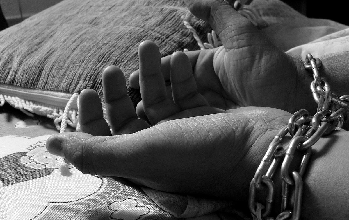 trgovanje z ljudmi zvezane roke | Foto Pixabay