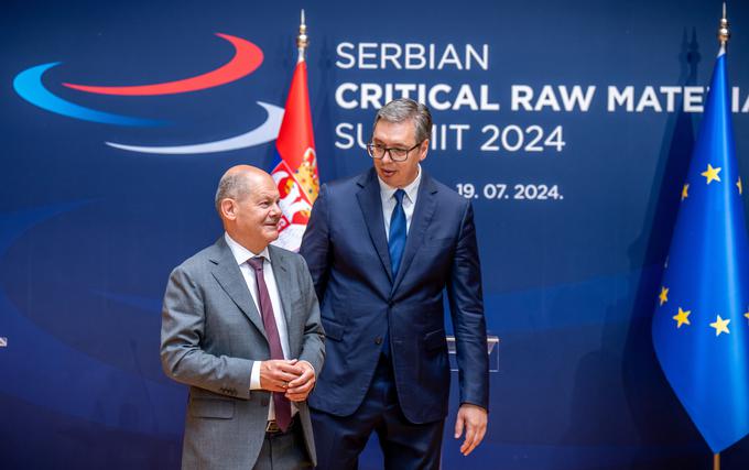 Srbski predsednik Vučić nima dobrih odnosov le s Putinovo Rusijo in Kitajsko, ampak išče zaveznike tudi v EU. Ker ima Srbije velike zaloge litija (ta je potreben za izdelavo baterij za električna vozila), je postala strateško pomembna tudi za Nemčijo in njeno avtomobilsko industrijo. Pretekli petek sta Srbija in EU v Beogradu podpisali sporazum o strateškem partnerstvu o trajnostnih surovinah, med katere spada litij. Pri podpisu je bil navzoč tudi nemški kancler Olaf Scholz. | Foto: Guliverimage