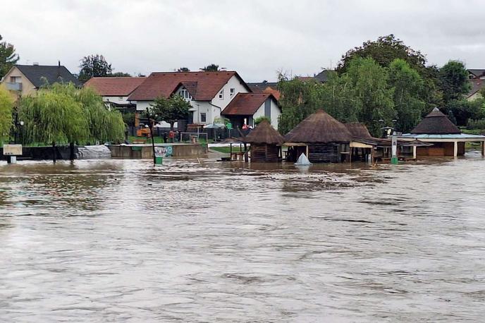 Hrvaška poplave | Ob Muri veljajo izredni ukrepi za preprečevanje poplav med krajem Mursko Središće in Podturnom ob meji s Slovenijo.  | Foto STA