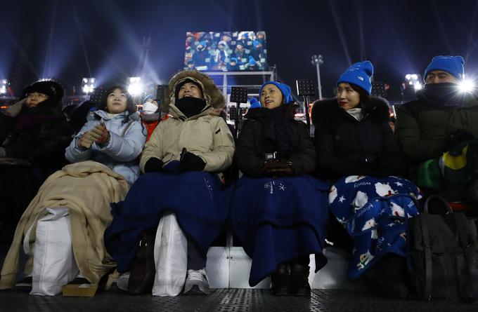 Otvoritvena slovesnost poteka v temperaturah pod lediščem, a to ne moti gledalcev. | Foto: Reuters