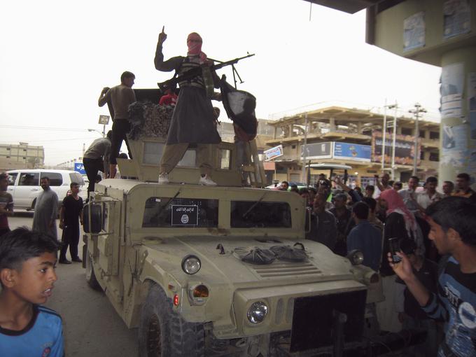 Čeprav je predsednik Trump prekinil program CIE za podporo skrajnežev, se vojska še vedno povezuje z zmernimi skrajneži. | Foto: Reuters