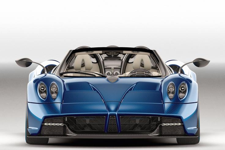 Horacio Pagani novega roadsterja opisuje kot boga vetra. Avtomobil z aktivno aerodinamiko izkorišča moč zračnega toka za zagotavljanje aerodinamičnega oprijema in povečanje stabilnosti. Štiri zakrilca spredaj in zadaj skupaj z aktivno prilagodljivim sprednjim vzmetenjem delujejo neodvisno, da v vseh razmerah omogočijo optimalno varnost in zmogljivosti. Sistem aktivne aerodinamike poskrbi, da ima stroj na cesti in dirkaški stezi dovolj podtlaka in sile, ki avtomobil pritiska proti asfaltu. | Foto: Pagani