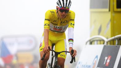 Pojavil se je posnetek Pogačarjevega bližnjega srečanja z avtomobilom Visme #video