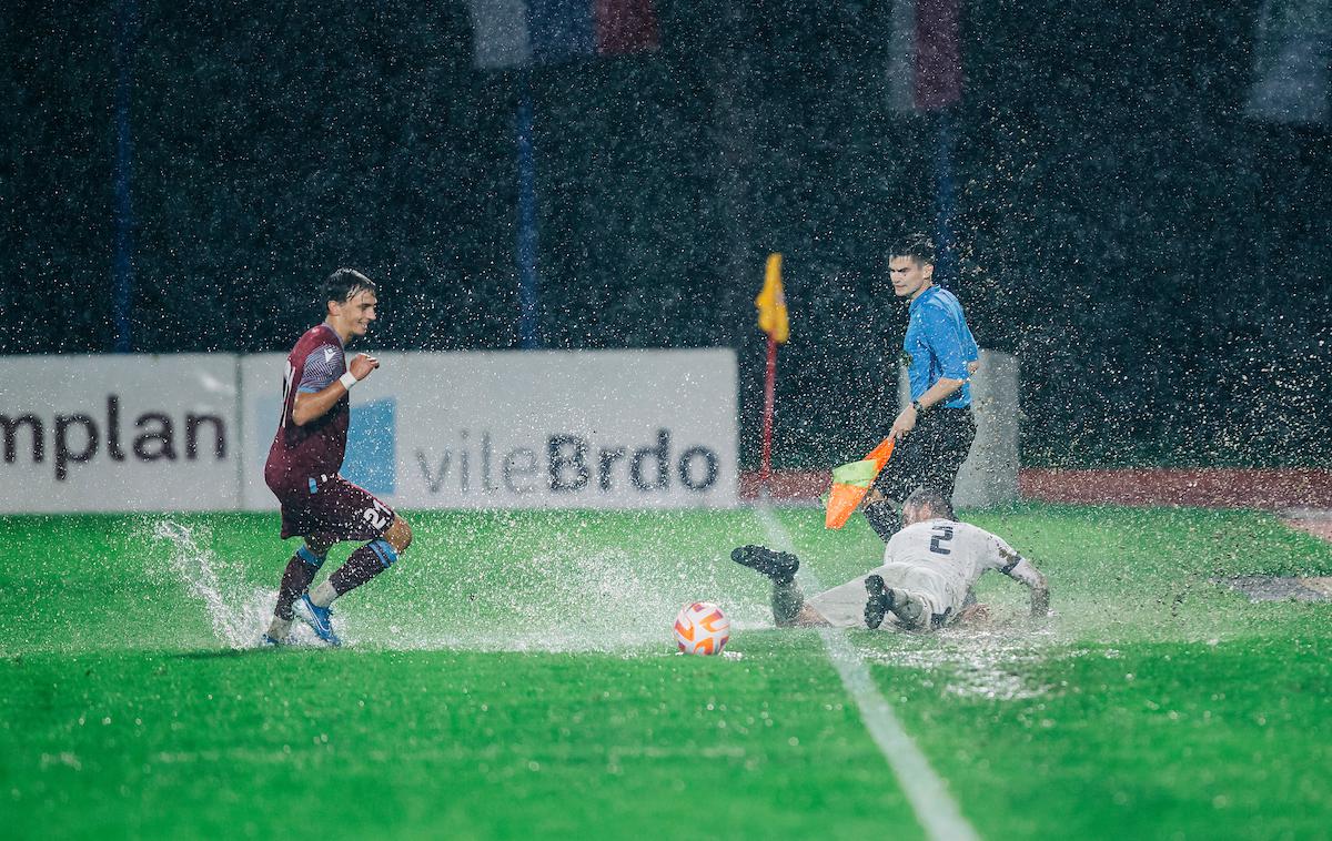 NK Triglav Kranj : NK Brinje Grosuplje, druga liga | Triglav in Brinje sta pred nekaj leti takole igrala na močno razmočeni zelenici. | Foto Siniša Kanižaj/Sportida