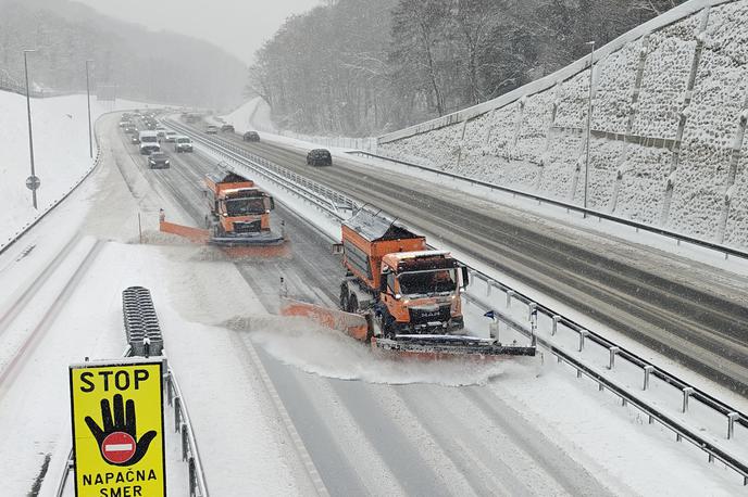 Dars, sneg | Ne pozabite, da je prehitevanje plužnih in posipnih vozil prepovedano. | Foto DARS