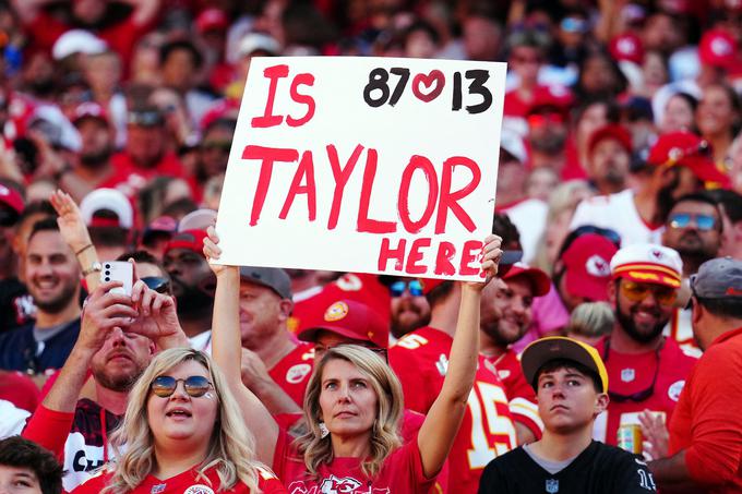 "Je Taylor Swift tukaj?" je ena od njenih oboževalk zapisala na transparent, ki ga je prinesla na tekmo.  | Foto: Profimedia