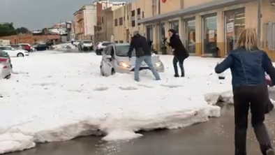 Močna nevihta prizadela Valencio: ulice zasute s plastmi toče #video