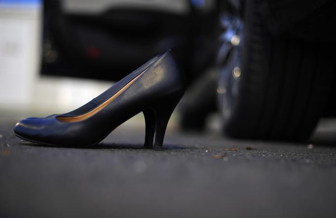 Čevlji se lahko zaradi vožnje avtomobila tudi poškodujejo. | Foto: Gregor Pavšič