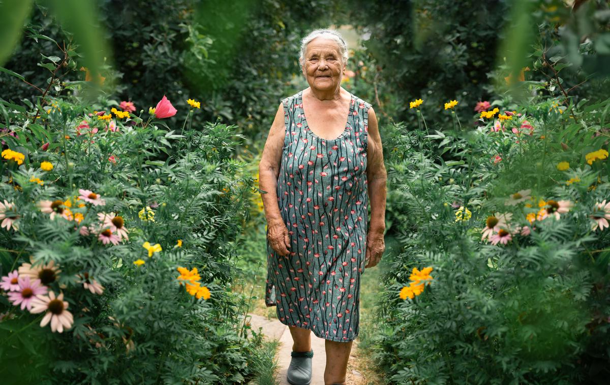 starejša ženska | Maria Branyas je imela aktivno družabno življenje ter hobije, kot so branje, igranje klavirja in urejanje vrta. Z drugimi besedami – imela je vsestransko življenje. Fotografija je simbolična. | Foto Shutterstock