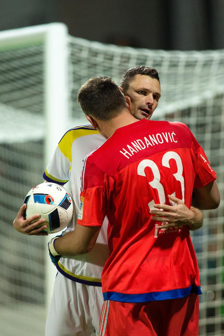 Jasmin Handanović in Milivoje Novakovič sta najbolj izkušena nogometaša v vrstah Maribora. | Foto: Matic Klanšek Velej/Sportida