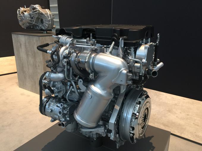 To je novi 1,5-litrski bencinski motor, ki je na voljo v dveh zmogljivostnih različicah. V ozadju novi osemstopenjski samodejni menjalnik. | Foto: Gregor Pavšič