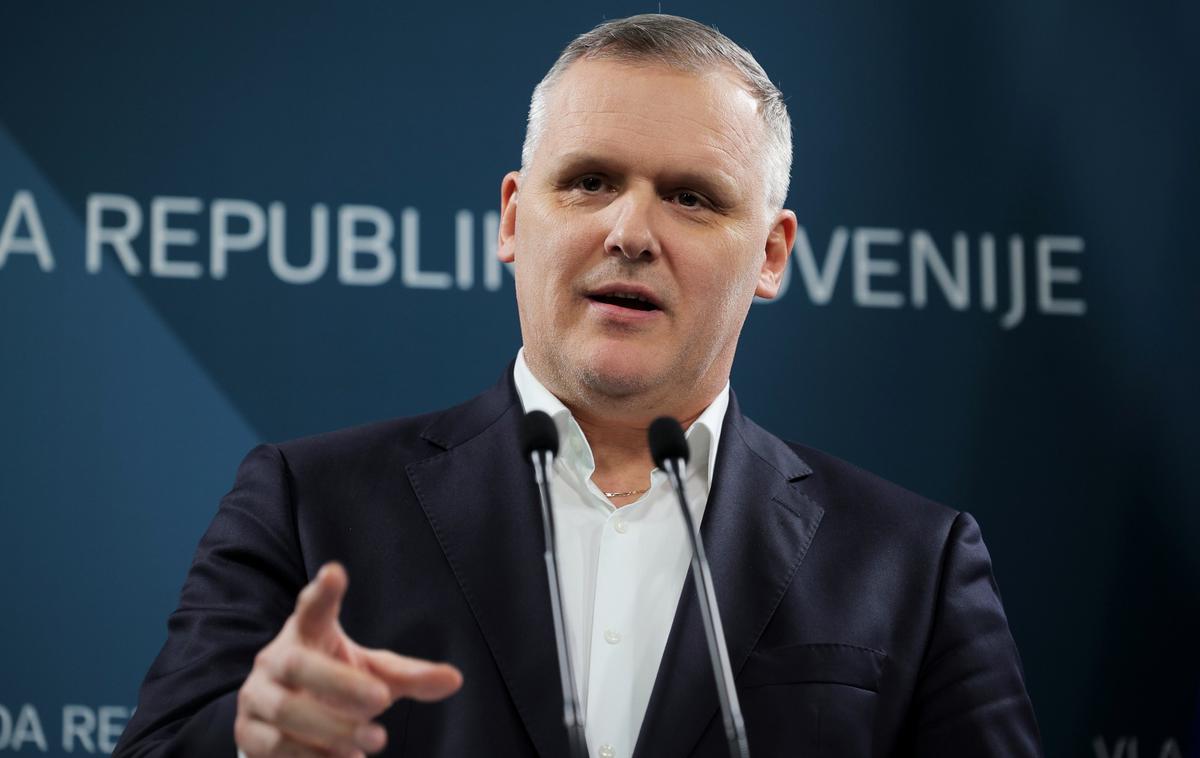 Bojan Kumer | Podnebni zakon bo predvidoma omogočil več podpore ljudem, več subvencij za čiste tehnologije, več naložb v energetsko prenovo stavb, več podpore gospodarstvu za zeleni prehod in tudi več zaščite pred vremenskimi ujmami, je povedal minister Bojan Kumer. | Foto STA