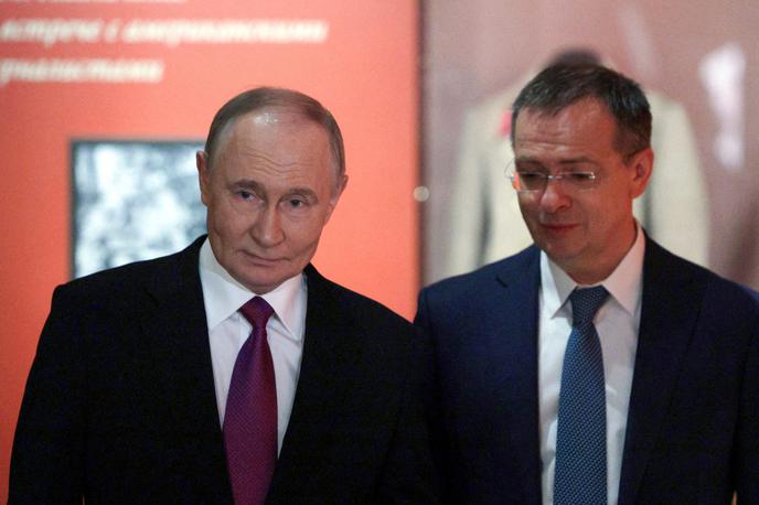 Vladimir Putin in Vladimir Medinski | Vladimir Medinski, ki je tesen sodelavec ruskega predsednika Vladimirja Putina, je že dvakrat sodeloval na pogajanjih z Ukrajinci. Maja lani jim je v Istanbulu zagrozil, da se je Rusija pripravljena večno bojevati proti njim. | Foto Guliverimage